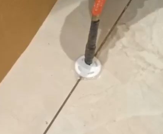 大连瓷砖空鼓维修公司专业解答瓷砖在铺贴过程中，如果没有涂抹均匀到位的粘结材料（如水泥砂浆或瓷砖胶），可能会导致以下问题