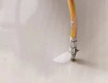 大连瓷砖空鼓维修公司专业解答在瓷砖铺贴过程中，如果使用的砂料过粗（如全部使用了粗砂），可能会导致以下问题
