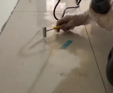 大连瓷砖开裂维修公司专业分享瓷砖在铺贴前如果没有沥干水分，将会导致以下问题
