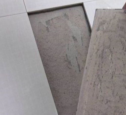大连瓷砖空鼓维修公司分享瓷砖铺贴时如果打浆（即涂抹在瓷砖背面和基层上的砂浆或瓷砖胶）过少，会带来以下问题